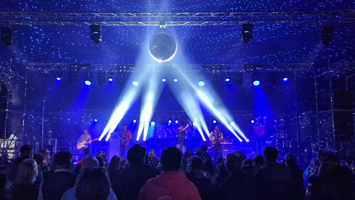 moo67's tweet photo. Disco lights - @gallusareaband at @ButeFest https://t.co/RR2wrjenUW