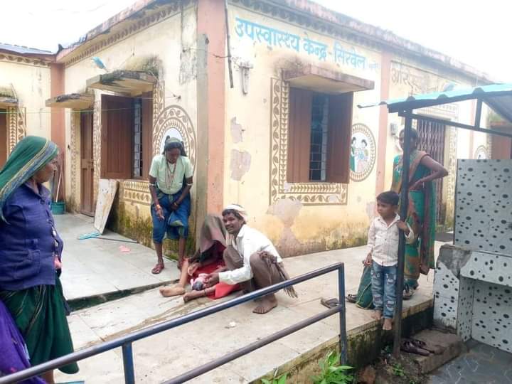 sanjaybadole85's tweet photo. खरगोन के सिरवेल क्षेत्र मे उपस्वास्थ्य केंद्र के बाहर ही सरेआम डिलीवरी हो जाती है।
5G युग मे सिस्टम की नाकामी सामने है,कभी थैली मे पड़ी लाश तो खाट से ले जाते मरीज ये तश्वीर बदलती नहीं आख़री जिम्मेदार कौन??
और क्या कार्यवाही होगी?
@CMMadhyaPradesh  @drnishantkhare @dmkhargone https://t.co/YKxwxJy9km