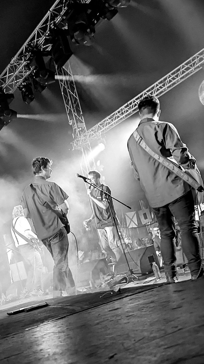 moo67's tweet photo. Disco lights - @gallusareaband at @ButeFest https://t.co/RR2wrjenUW