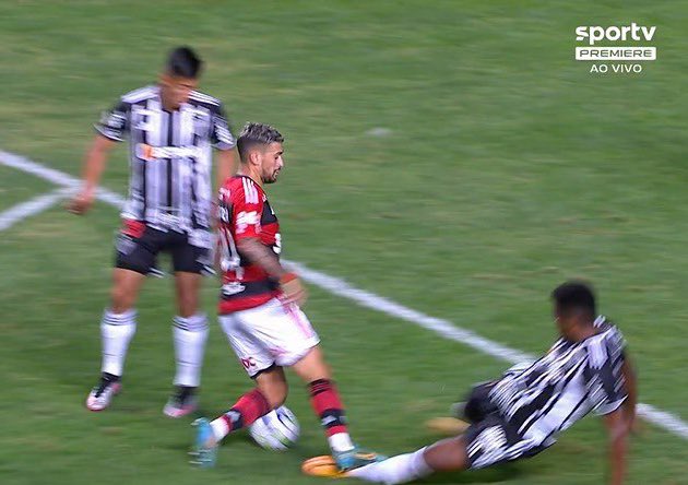 Se Flávio Rodrigues de Souza não for suspenso será uma vergonha.
Ele deixou o Arrascaeta em campo após quebrar um dente do Battaglia, depois inverteu a falta onde ele deu um pisão na perna do Jemerson. Na inversão da falta foi gol. 
Ou seja: decidiu o jogo.