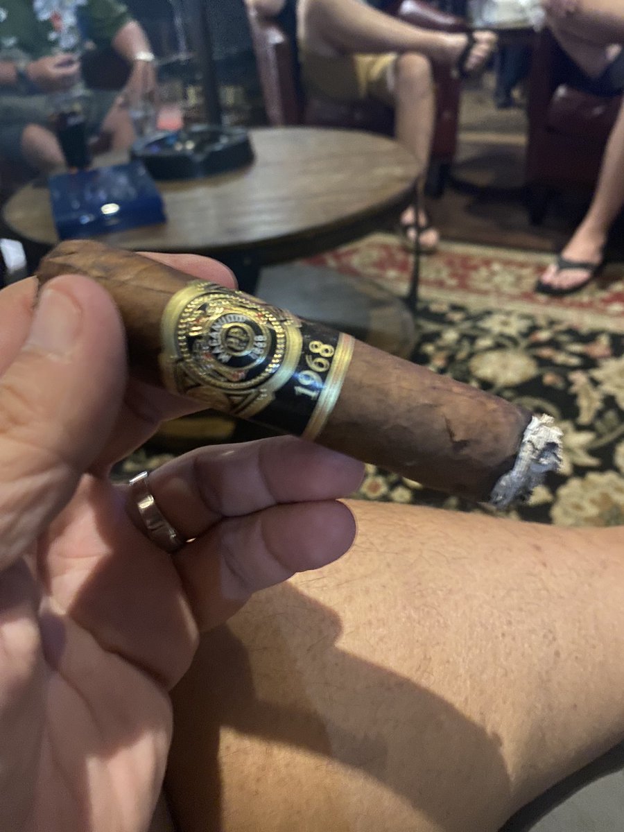 TheCigarGeek's tweet photo. #Nowsmoking @macanudo 1968 Gigante (6 X 60) A great full body #cigar with coffee, nuts, caramel, &amp; little black pepper flavors #Cigargeek $10 to $12 https://t.co/nceCmA207t