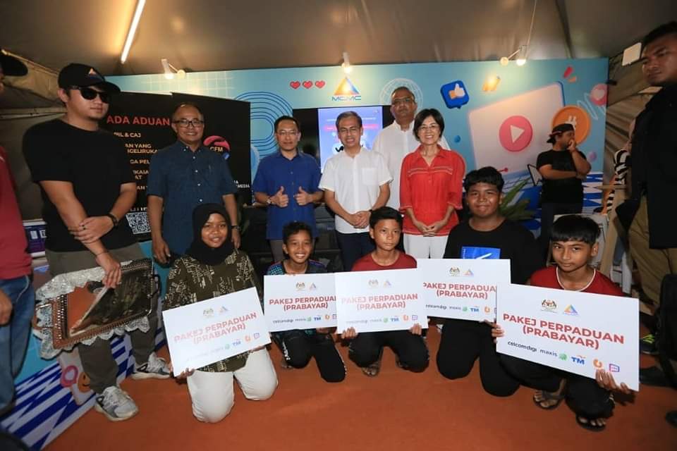 fahmi_fadzil's tweet photo. Semalam bila saya post gambar saya ke Kembara RIUH di Fraser Valley Kuala Kubu Bharu, ramai yang DM kata mereka terlepas untuk hadir.

Sebenarnya, RIUH di KKB ni masih berjalan sehingga hari ini 10 malam. Sempat lagi untuk serbu! https://t.co/svwwnv8hwz