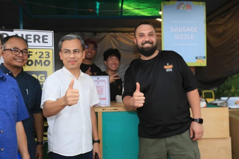 fahmi_fadzil's tweet photo. Semalam bila saya post gambar saya ke Kembara RIUH di Fraser Valley Kuala Kubu Bharu, ramai yang DM kata mereka terlepas untuk hadir.

Sebenarnya, RIUH di KKB ni masih berjalan sehingga hari ini 10 malam. Sempat lagi untuk serbu! https://t.co/svwwnv8hwz