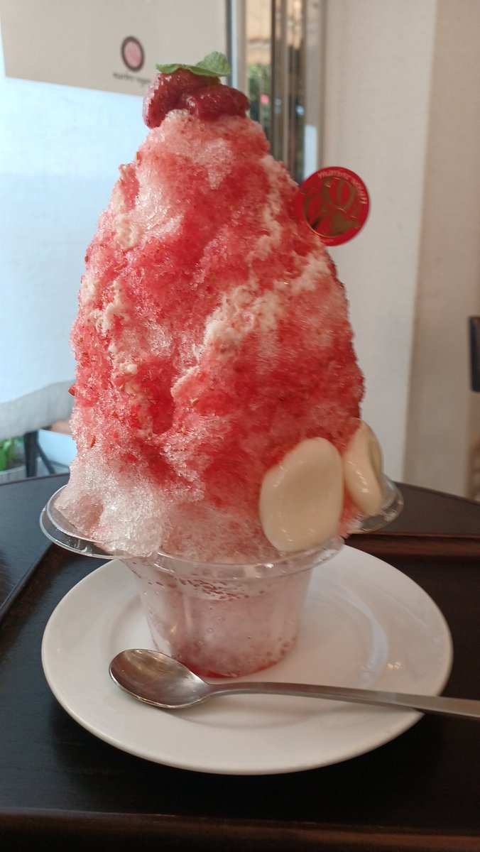 rosegarden0925's tweet image. 新宿御苑近くのmarbre veganでいただいた、イチゴかき氷。高さにびっくりしました。中にはあんこがが入っていて、練乳は植物性です。次回は、マンゴー味をオーダーしよう！
＃marbre vegan  #新宿御苑