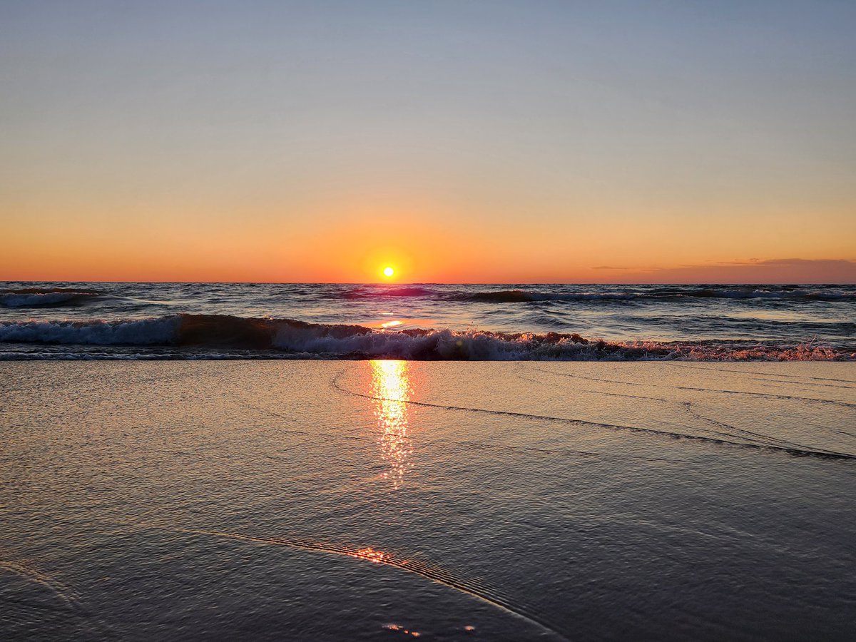 ronniesquirrel's tweet photo. #GreatLakesSquirrel #sunsetismyfavoritecolor #sandbetweenmytoes #MIhappyplace #loveMILake https://t.co/sMBk6MNZPH