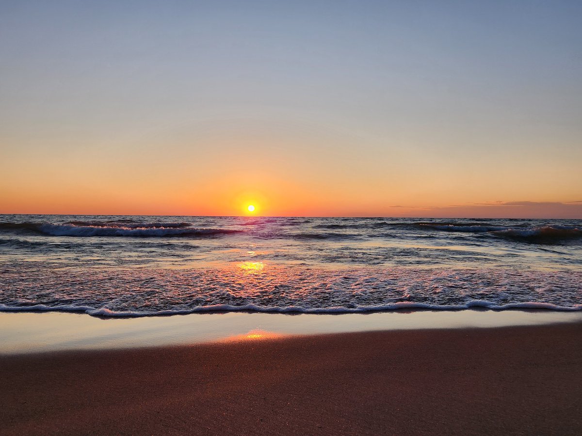 ronniesquirrel's tweet photo. #GreatLakesSquirrel #sunsetismyfavoritecolor #sandbetweenmytoes #MIhappyplace #loveMILake https://t.co/sMBk6MNZPH