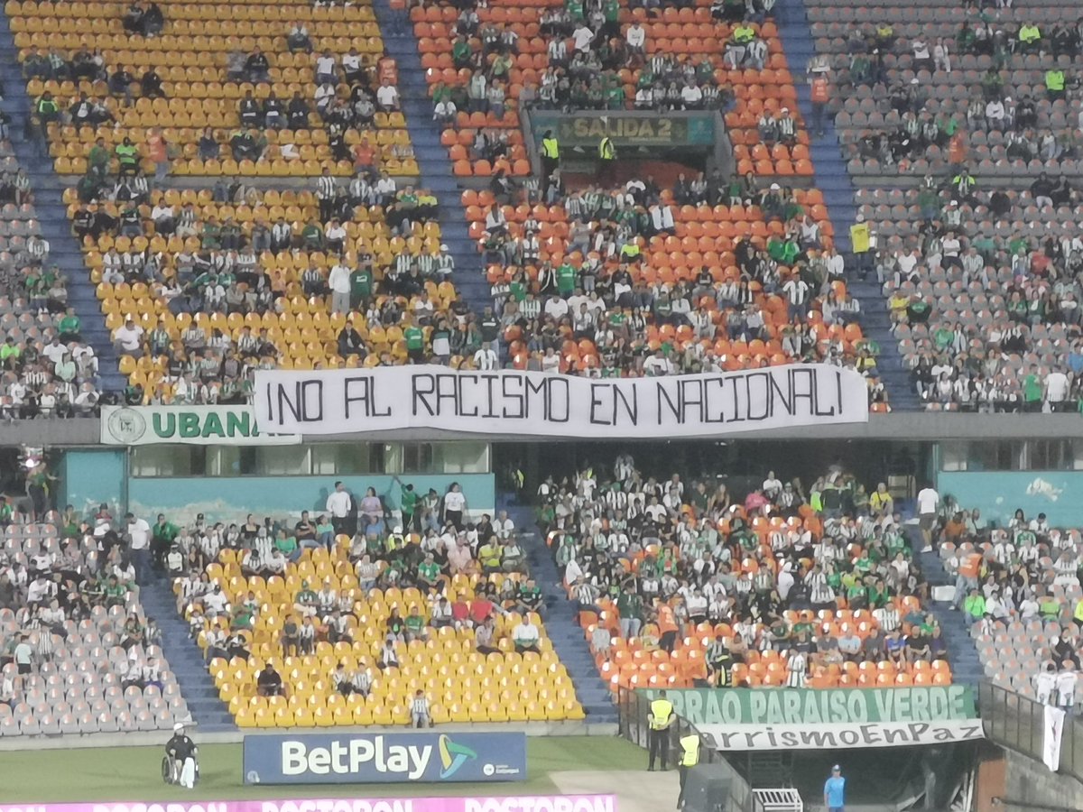 juanchoserrano_'s tweet photo. "No al racismo en Nacional", pancarta que acaban de mostrar en la tribuna oriental alta. https://t.co/Fq3yQHvTKQ