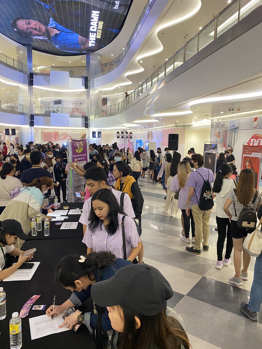 mainstreammnl's tweet photo. On going line here for #CUPSLEEVE and Coffee!

Just reminding everyone that we have limited cups only. For those who were not able to get free coffee, we still have extra photocards and cupsleeves. 

#TheODDOfLOVE_in_MANILA https://t.co/v2GNEMyju8