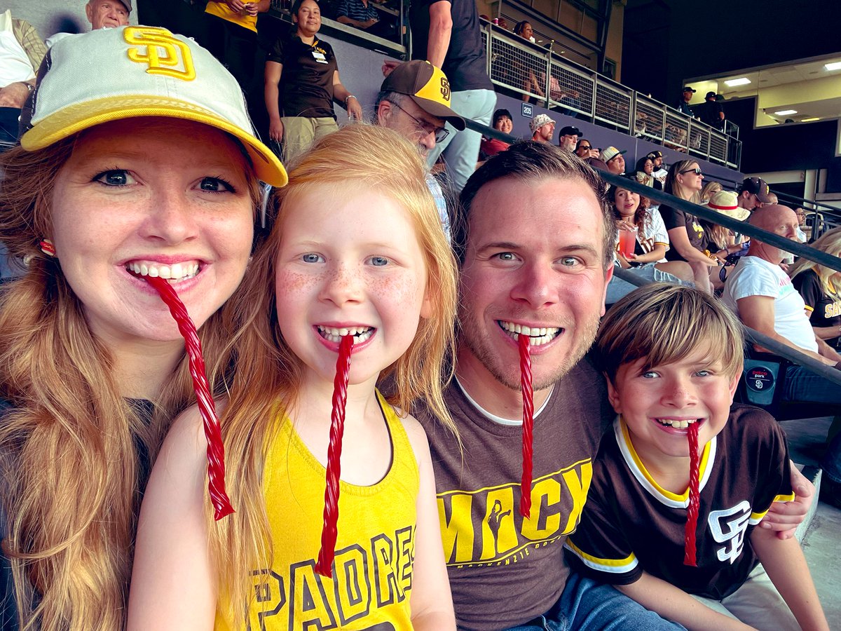 rawritsrachel's tweet photo. It’s been too long. 🥹🤎💛

#twizzlertradition #BringTheGold @Padres https://t.co/XxhqtUu0ao