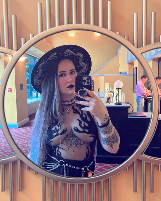 Miranda Darling’s pics and videos