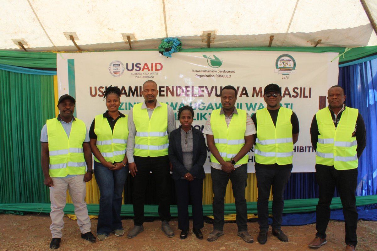 1/2 Thread
LEAT kwa kushirikiana na <a href="/rusudeo/">RusudeoTz</a> kupitia mradi wa #UsimamiziEndelevuWaMaliasili unaofadhiliwa na <a href="/USAIDTanzania/">USAIDTanzania</a> wamegawa hati za hakimiliki za kimila kwa wananchi 1836 wa kijiji cha Nkomolo II wilayani Nkasi. <a href="/Mazingira_Onlin/">MazingiraTV</a>