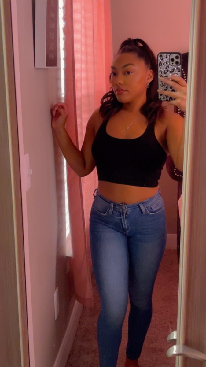 NatoriHarris's tweet photo. Hi @ all jean companies. Put me in your catalogs 😂☺️🥰 https://t.co/BXHqDk6PfD