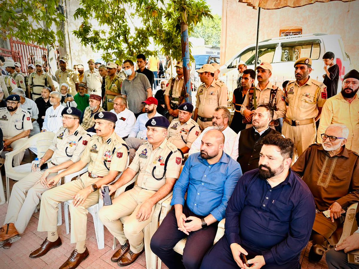 nusratshahsrk's tweet photo. Muharram procession culminated peacefully and successfully througout district poonch Heart felt gartitude to DIG RP range Dr.Haseeb mughal,District administration poonch,all NGOs  and civil society poonch for their support and cooperation 
Reagrd 
Shia community district poonch https://t.co/YtutCqW4ZD