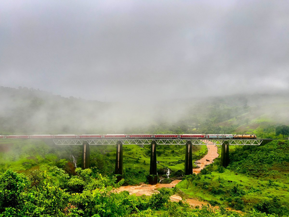 JatinBhhavsar's tweet photo. #postcard from #igatpuri #Missyousachin #kingofthullghats #apple #shotonapple #shotoniphone13promax #reelsinstagram #reelsindia #indianrailways #monsoon #creative #cloudporn #trains #irfca #instarail #instarailfans #instarailfanning #lovetrains #selfcare #india #rainyday #fog https://t.co/EdEmXZ33j1