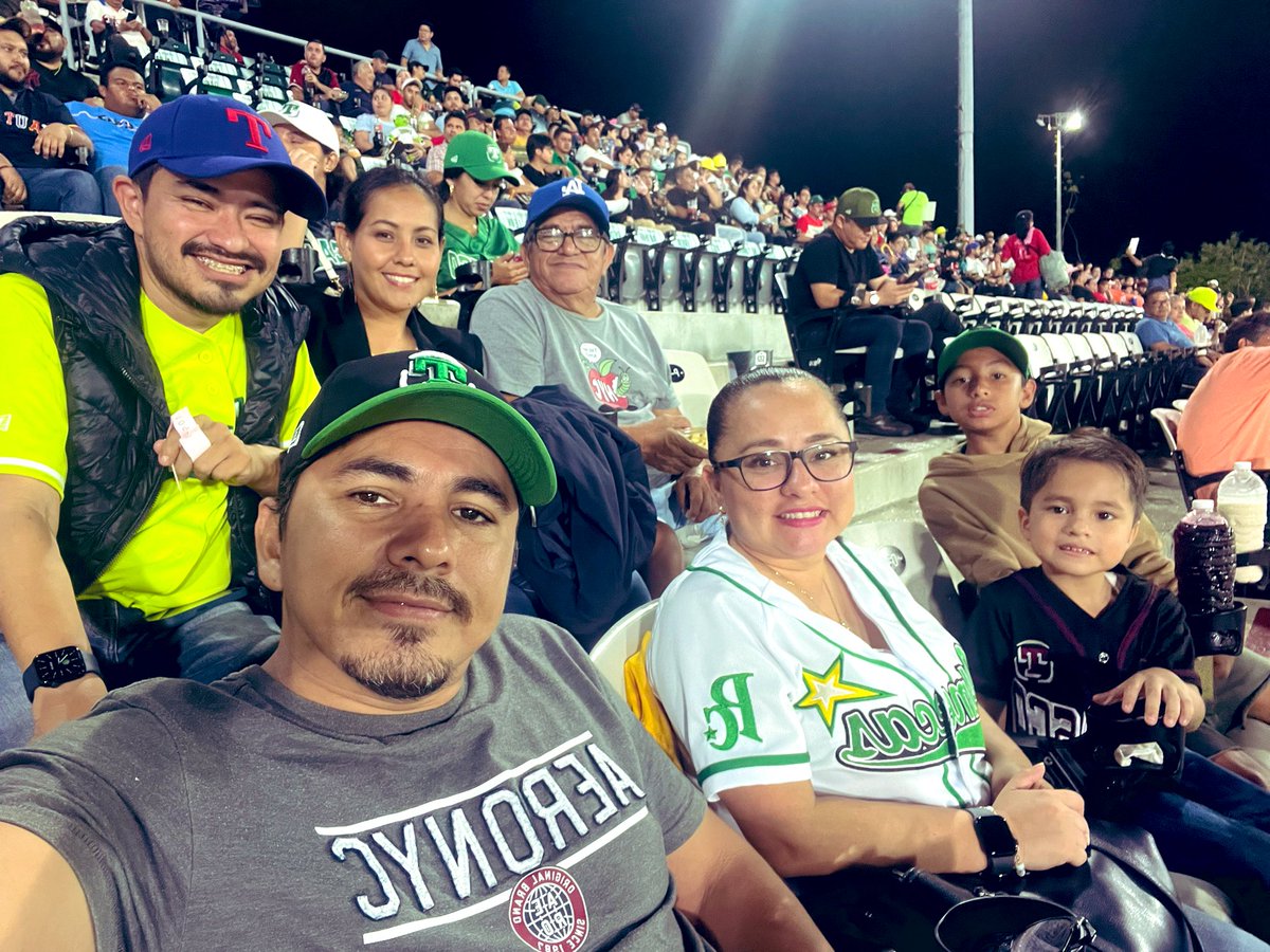 hrangel12's tweet photo. Apoyando a los @OlmecasTabasco https://t.co/v1b1lbcDx4