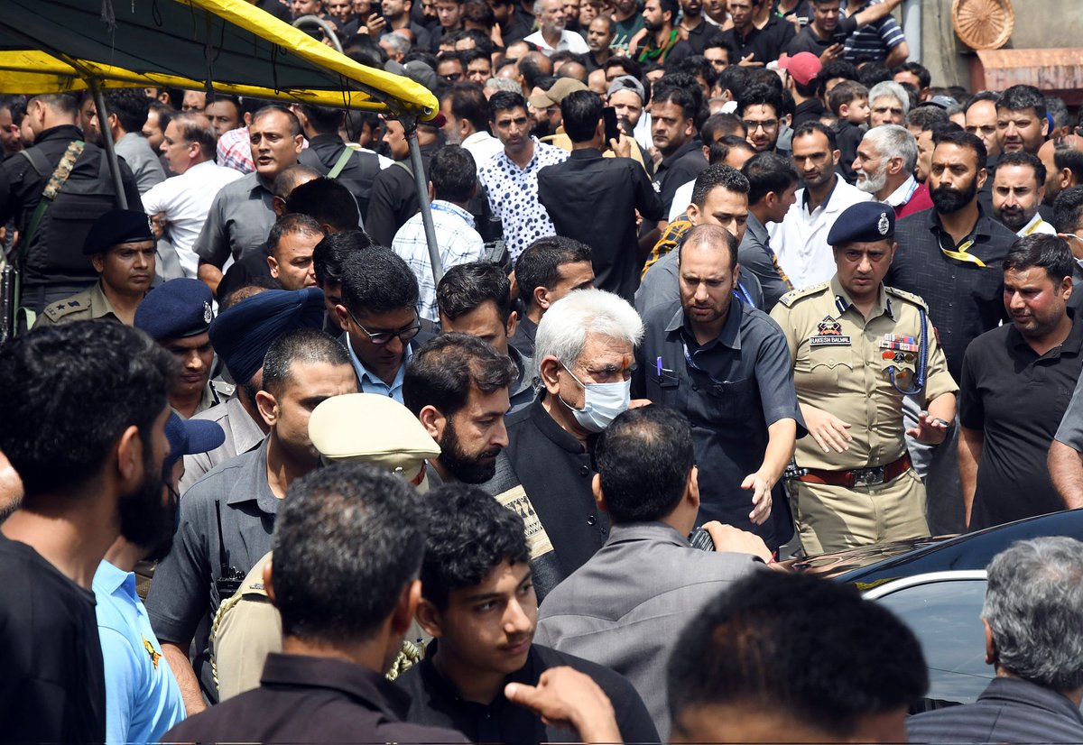 dar_Zubair_07's tweet photo. For the first time, LG @manojsinha_ joined the #mourners in the Zuljanah procession on 10th Muharram in Srinagar’s #Downtown area. Wearing a black dress,LG Sinha visited the volatile part of the city in Srinagar’s Botakadal area and offered #chaddar to Zuljanah.
@OfficeOfLGJandK https://t.co/IG7jSFScjE