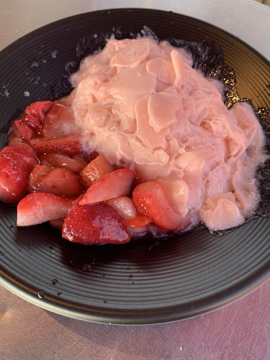 EncgH's tweet photo. ちょっと気になったので
平日に台湾祭行って来��した！
チキンはカリカリでスパイシー！
小籠包はジューシー！
雪花冰（シュエファービン）は思ったより甘過ぎない！
どれも美味しかった〜♪

#台湾祭 #グルメ #期間限定 
#幕張 #イオンモール幕張新
#大鶏拝 #小籠包 #雪花冰 
#美味しかった #やみつき https://t.co/ukF0v3lWwk