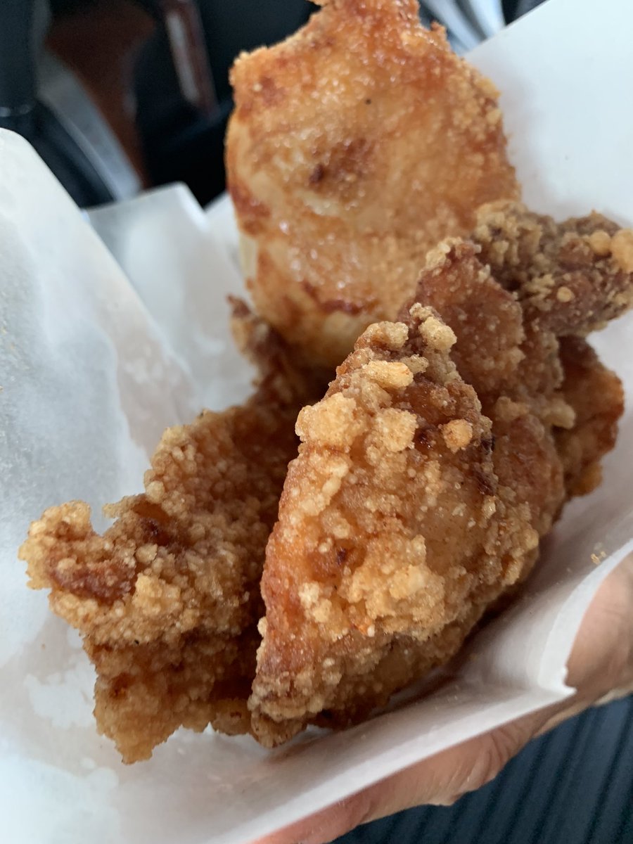 EncgH's tweet photo. ちょっと気になったので
平日に台湾祭行って来��した！
チキンはカリカリでスパイシー！
小籠包はジューシー！
雪花冰（シュエファービン）は思ったより甘過ぎない！
どれも美味しかった〜♪

#台湾祭 #グルメ #期間限定 
#幕張 #イオンモール幕張新
#大鶏拝 #小籠包 #雪花冰 
#美味しかった #やみつき https://t.co/ukF0v3lWwk