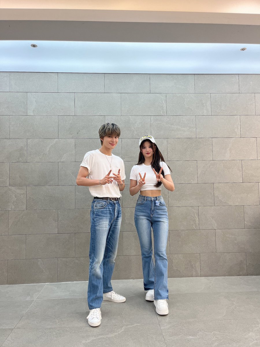원래 미남 미녀들은 
기본 템만 걸쳐도 태가 나는 법 ˃̵͈̑ᴗ❛
근본룩 입은 우리 쩡우 설유니〰️
🤲🏻 나와주세요! 
🤲🏻 보여주세요! 

#NCT #NCT_127 #정우
<a href="/NCTsmtown/">NCT</a> <a href="/NCTsmtown_127/">NCT 127</a>
#NMIXX #설윤 <a href="/NMIXX_official/">NMIXX</a>