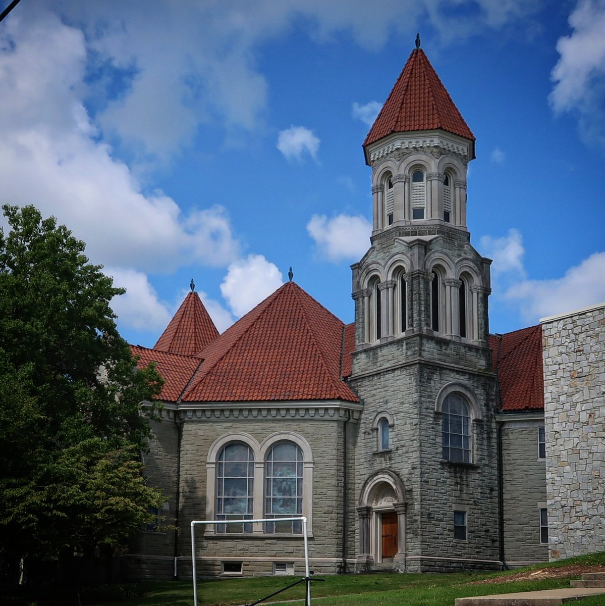 MotorcycleDen08's tweet photo. Love old church buildings! Seen this on our ride when we were in Paris, Kentucky 
.
#MotorcycleDen #pariskentucky #firstchristianchurch #oldbuilding #oldchurch #kentucky #paris #historicchurch #historicbuildings #historicbuilding https://t.co/gtGKYAb2tV