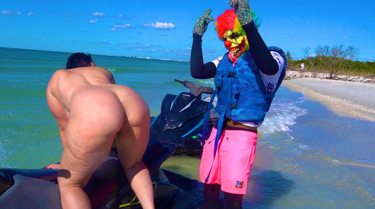 GibbyClown's tweet photo. Summer time fun 💦🍑🤹🏼 https://t.co/zAW2qFLoN1