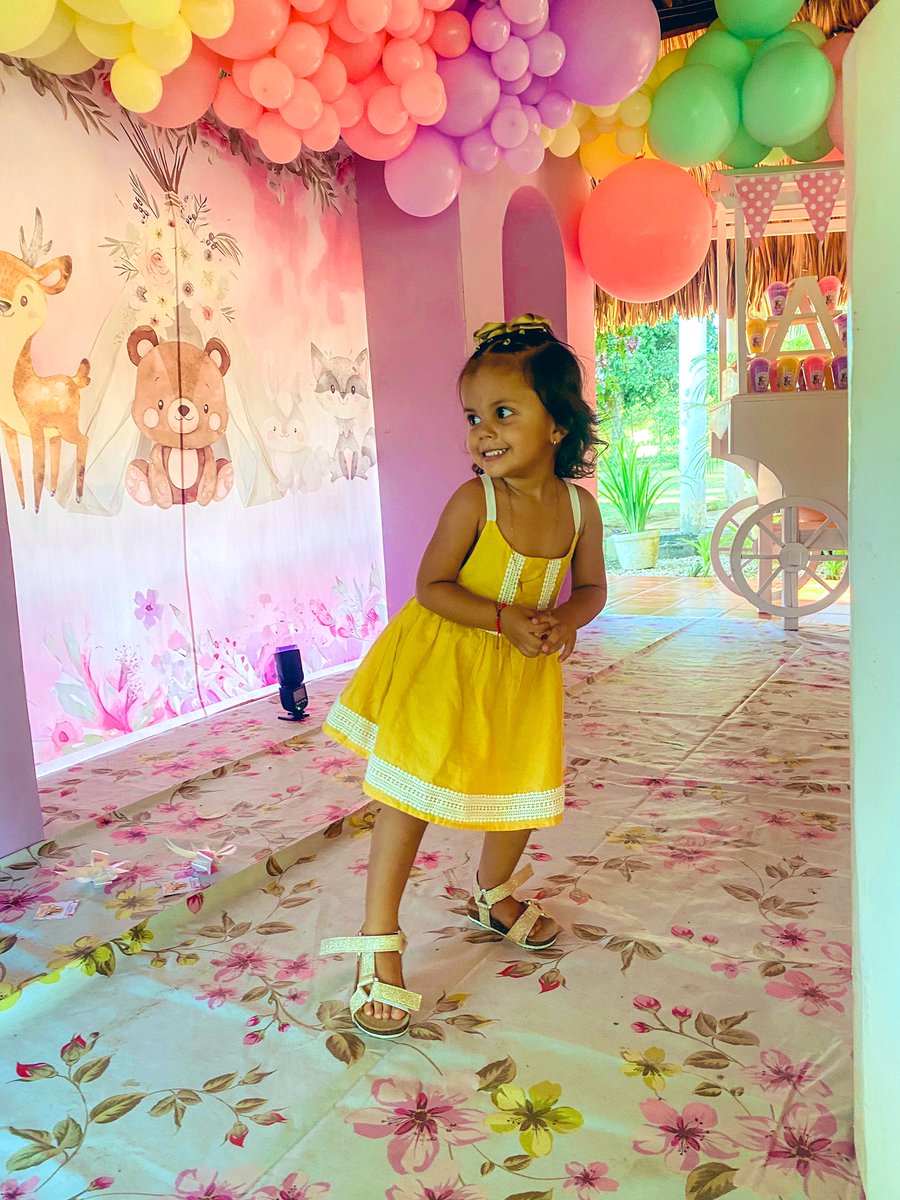 Yo vivo enamorada de ti, así como vive el día del sol, como los poetas del amor y de las flores el colibrí 🤍