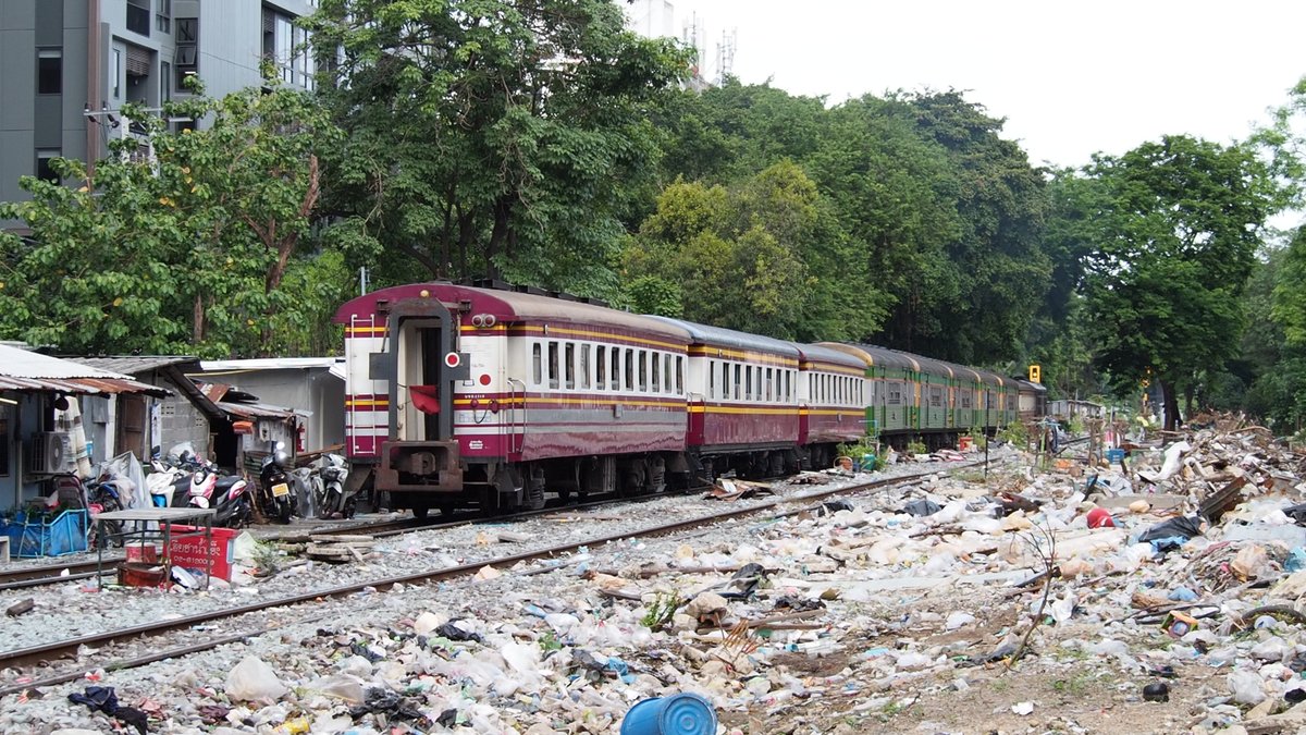 tabinezumiworld's tweet photo. パヤタイスラムを走るキハ183やタイ国鉄の普通列車。バンコクの富の中でもこのような貧の差があるのも実情。この場所は数年以内にはARLやレッドラインの高架線が出来るだろう。 https://t.co/3y9btrcbr6