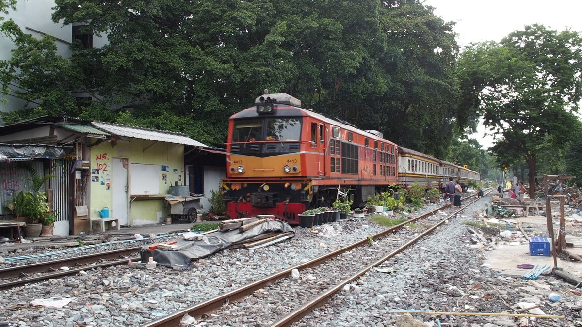 tabinezumiworld's tweet photo. パヤタイスラムを走るキハ183やタイ国鉄の普通列車。バンコクの富の中でもこのような貧の差があるのも実情。この場所は数年以内にはARLやレッドラインの高架線が出来るだろう。 https://t.co/3y9btrcbr6