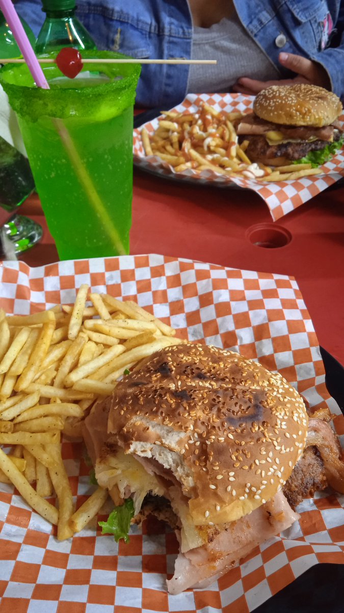 zimermanyuni's tweet photo. Una buena hamburguesa y alitas en compañia de mi gatita. @pedropa68544230 muy recomendables y ricas. https://t.co/MnEJyezVK0
