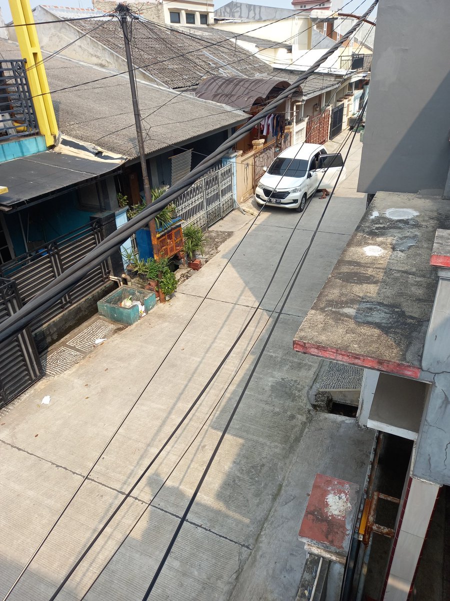 Boedisheva's tweet photo. @FirstMediaCares halo firstmedia ada kabel anda jatuh dan mengganggu depan rumah saya mohon di perbaiki.. https://t.co/s1Lgff09e8