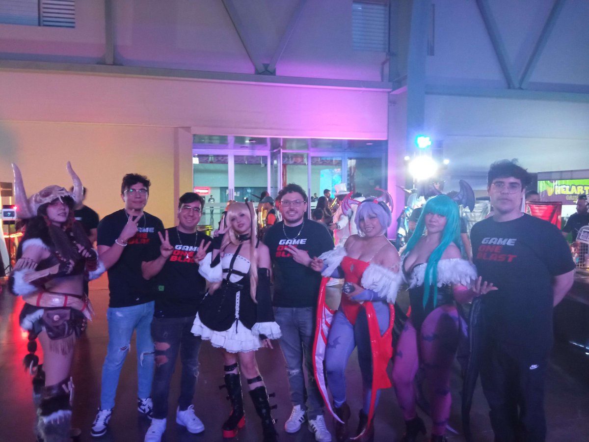 gameoneblast's tweet photo. Las #cosplayer  conviviendo co #LeagueOfLegends  players! #GAMEONEBLAST https://t.co/rYcVRizllZ