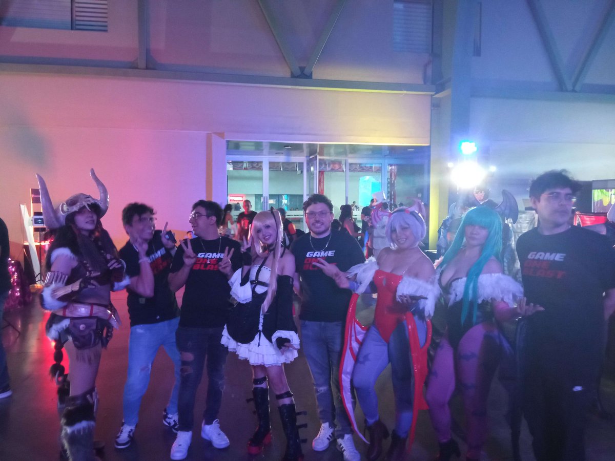 gameoneblast's tweet photo. Las #cosplayer  conviviendo co #LeagueOfLegends  players! #GAMEONEBLAST https://t.co/rYcVRizllZ