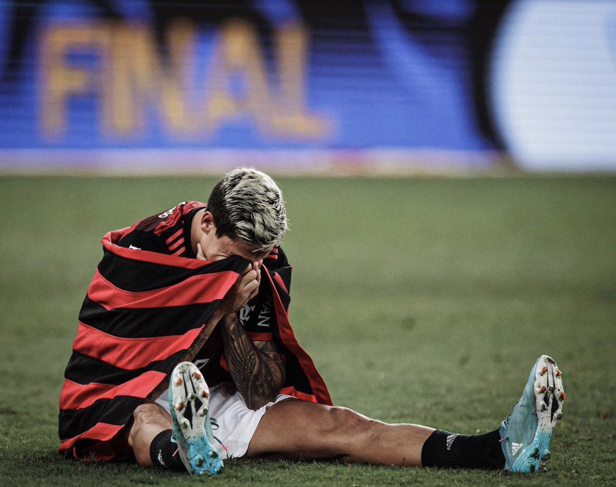 iSempreFlamengo's tweet photo. Sempre respeitou o clube mesmo ficando no banco diversas vezes. Nunca forçou saída, sempre esperou o seu momento, é ídolo inquestionável e assim como a gente é torcedor do CRF. Inacreditável o que aconteceu hoje. Pedro merece respeito. https://t.co/GPPunKRh1R