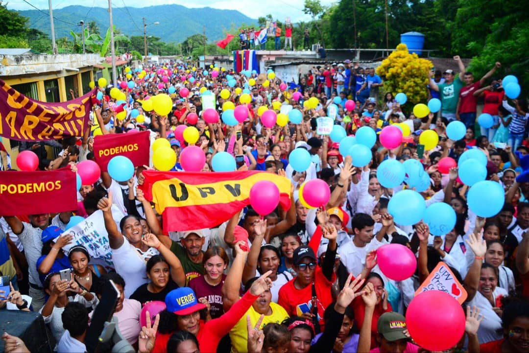Bella movilizacion del pueblo El Guayabo, municipio Veroes del estado Yaracuy, Cilita y yo les enviamos saludos y felicitaciones, por esa gran marcha llena de la alegría y el amor por la Patria. Sigamos siempre adelante, por el camino de Chávez, en la construcción del Socialismo…
