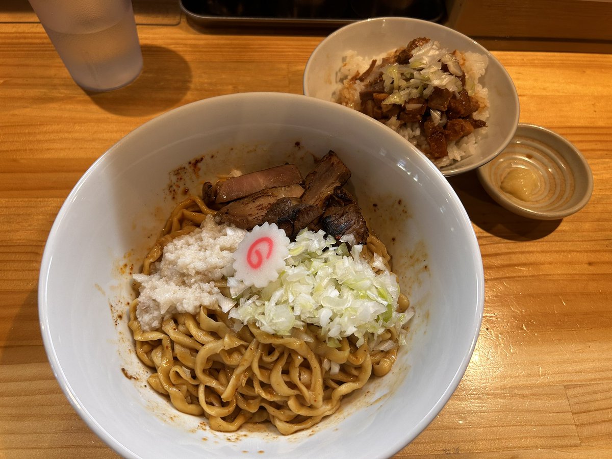nilnilnilne5569's tweet photo. 麺道 六善@亀有
まぜそば＋焼豚丼

これめっっっちゃくちゃ美味しかった☺︎🫶
お腹いっぱいまた食べたいŧ‹”ŧ‹”( ‘ч’ )ŧ‹”ŧ‹”

まぜそばの楽しみ方を
知ってしまった(｡>∀<｡)✨ https://t.co/2vL7Dq5GqB