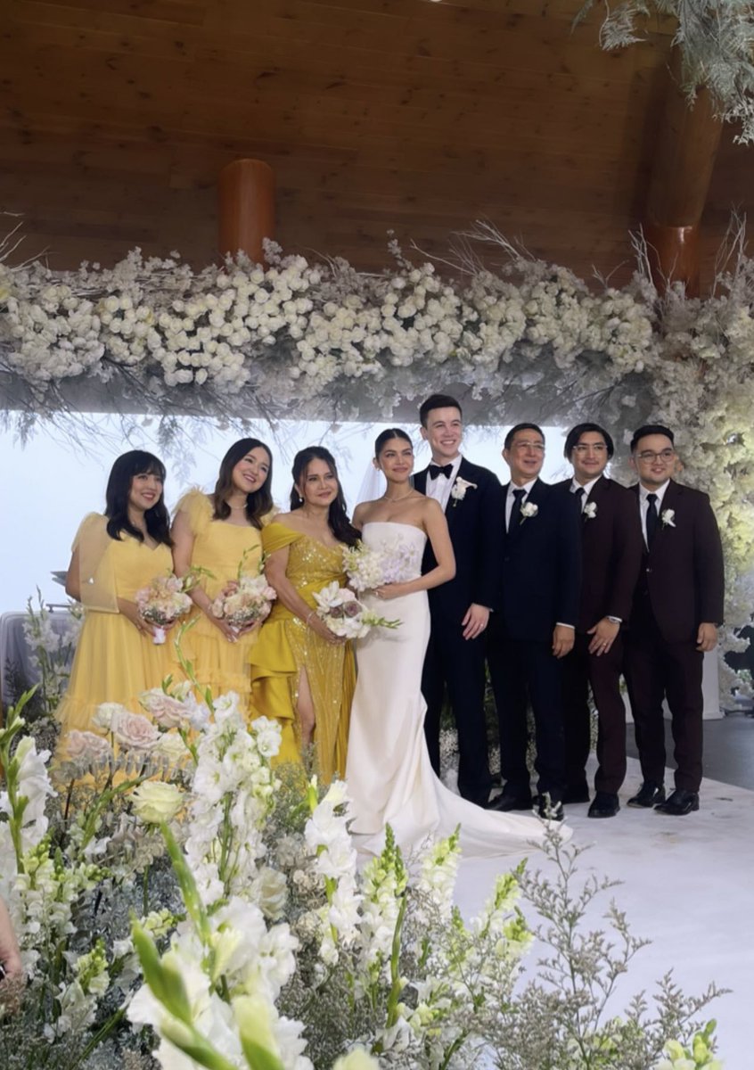 stexaye's tweet photo. With the Mendoza Fam💛🤍

#MaineMendoza #AtaydeMendoza https://t.co/TkzCW8UnHD