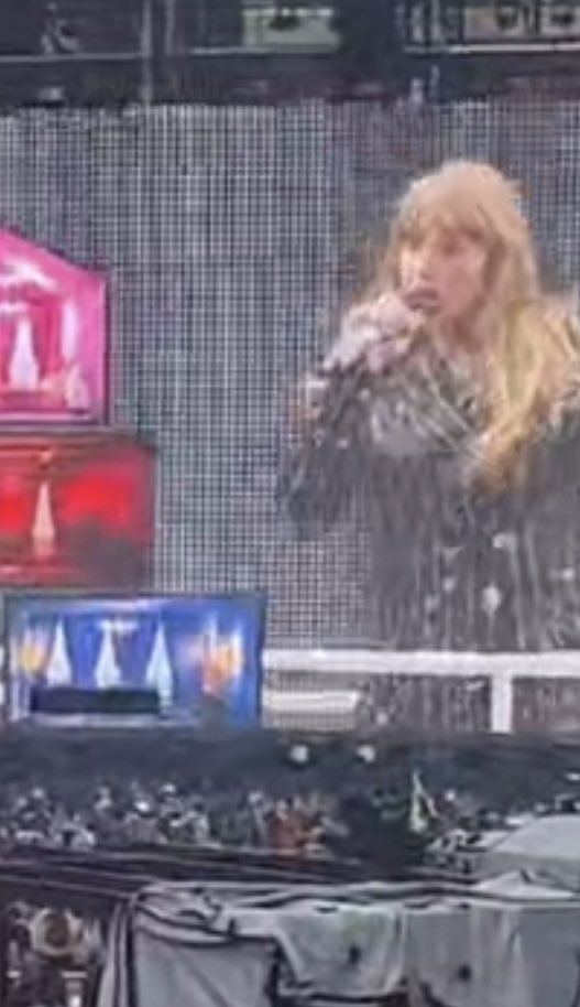 eraspredictions's tweet photo. Taylor singing “The Man” in black bodysuit tonight versus the shiny silver. Reputation TV Easter egg? 

#TheMan #TaylorSwift #TaylorSwiftsantaclara #TaylorSwiftErasTour #taylorswifttickets #viral #swiftie #TaylorSwiftTheErasTour https://t.co/BVNXT6kAiA