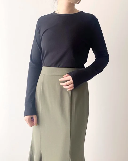 【ユニクロ】体のラインがきれいに見える!1500円の「楽ちんトップス」どんなボトムスにも合うんだけど…!   ユニクロの「クルーネックT」がオシャレ!体のラインをきれいに見せてくれるのが魅力。カジュアルすぎず、大人っぽく着こなせるので1枚あると重宝します!