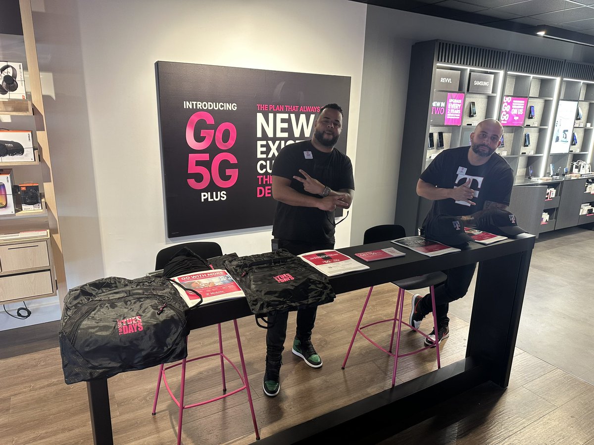 magentaeli's tweet image. First Customer-Appreciation at Kennedy in the books a success 🙌🏽🙌🏽🙌🏽 #FloridaNorthUnited #NorthForce