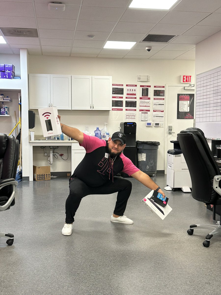 magentaeli's tweet image. First Customer-Appreciation at Kennedy in the books a success 🙌🏽🙌🏽🙌🏽 #FloridaNorthUnited #NorthForce