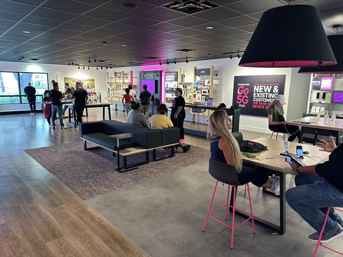 magentaeli's tweet image. First Customer-Appreciation at Kennedy in the books a success 🙌🏽🙌🏽🙌🏽 #FloridaNorthUnited #NorthForce