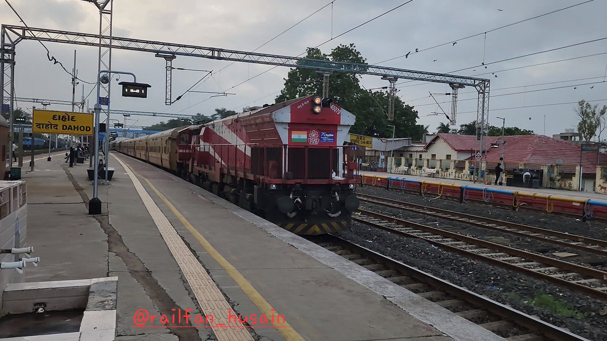 04711 - Bikaner Junction - Bandra Terminus Fare Special With #prateek WDP4B 40079 Skip Dahod Sation