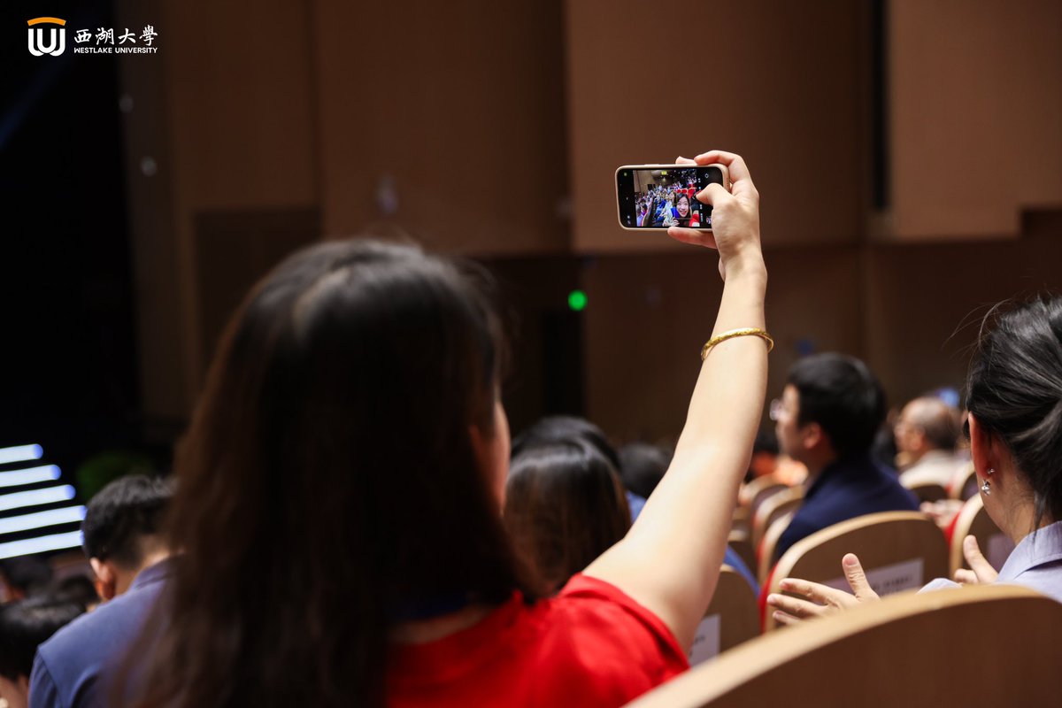 Westlake_Uni's tweet photo. First-day vibes! 📸✨ Selfies, smiles, and new friendships in the making. Capture the moment, share your excitement, and let the world know you're ready to conquer college life! #Classof2027 #StudentConvocation https://t.co/xjB7RagZpX