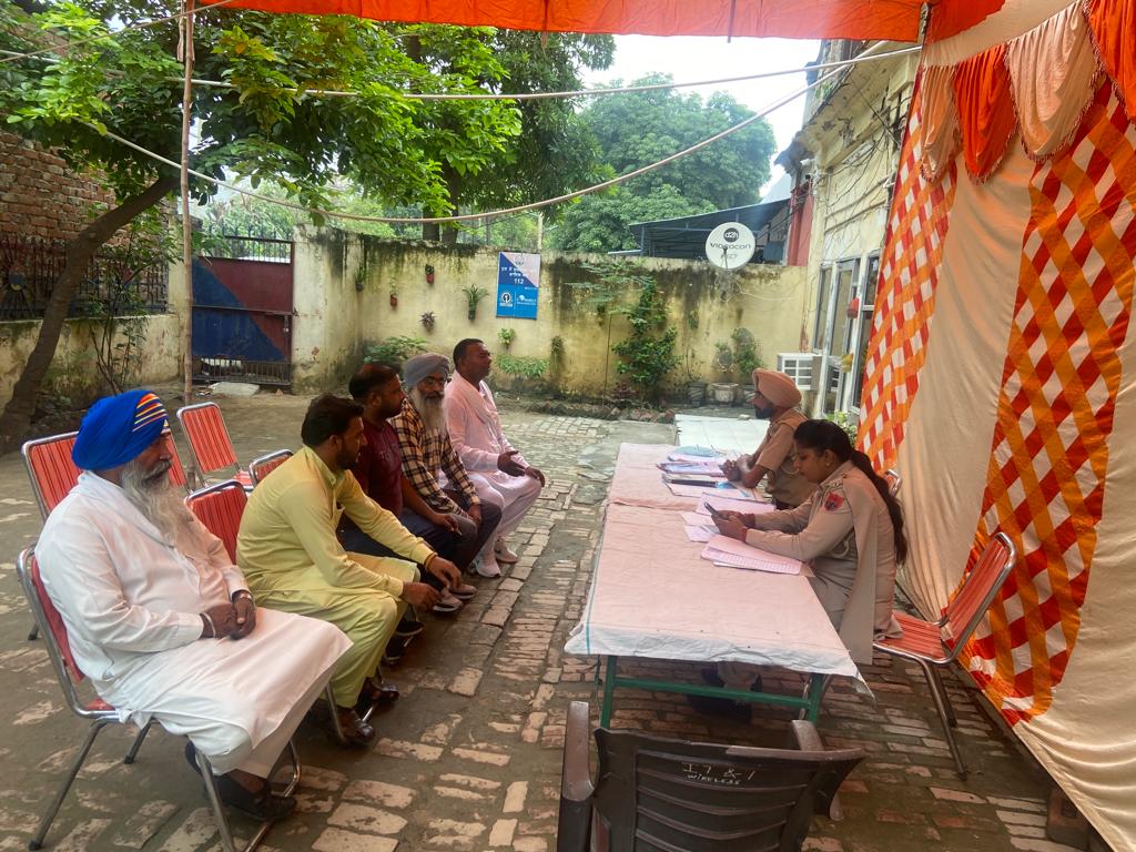 Jal_R_Police's tweet photo. Jalandhar Rural Police organized grievance redressal 'Rahat Camps' in police stations where #complaints were #redressed on the spot and #people were made aware about domestic #violence, child #abuse, #saanjh services and helpline number 181/112/1098/1930.
#SaanjhShakti https://t.co/yDGXeHxN7F