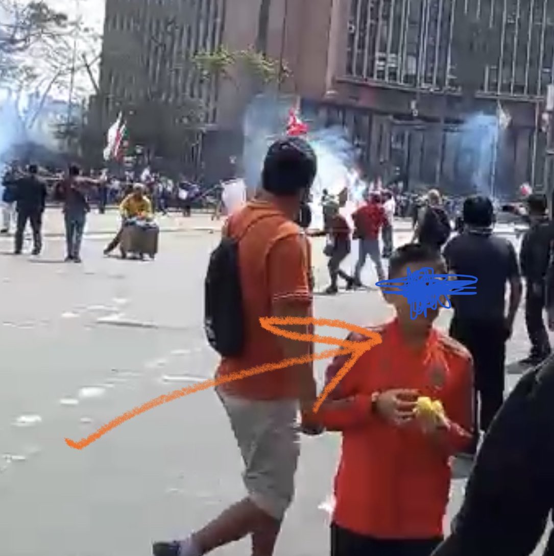 Malapalabrero's tweet photo. Dina abrazando niños / Dina gaseando niños https://t.co/dB5exHd4Ly