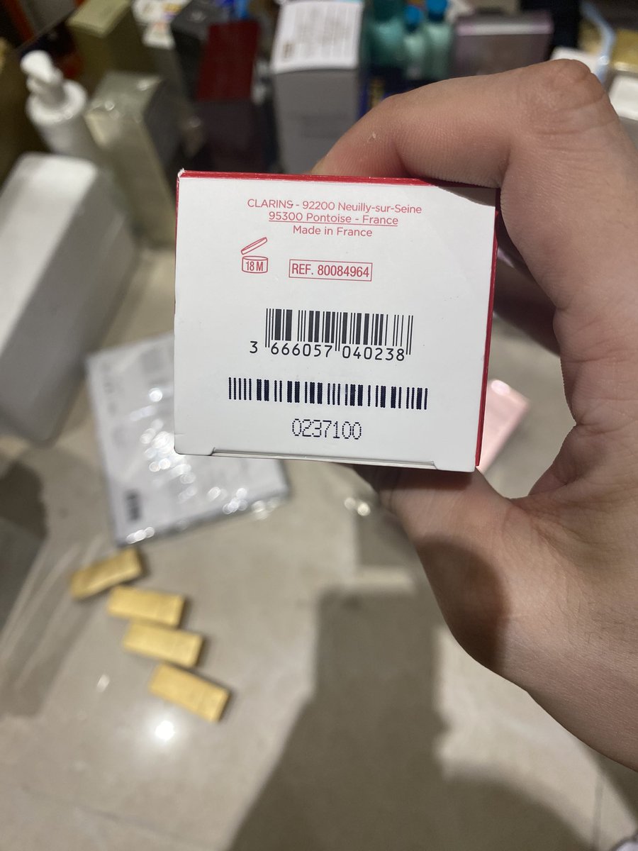好物分享每日推荐娇韵诗小瓷瓶💵445
可以通过提高DNA修复和保护线粒体功能从而有效保护UVB对细胞的伤害。另外还有抗菌、控油和抑制炎症的护肤效果也就是成分表中的【凹缘金虎尾籽提取】和【凹缘金虎尾果提取】，它饱含抗坏血酸，并且含有大量的植物营养素，例如类胡萝卜素#代购，#好物推荐。#美妆，