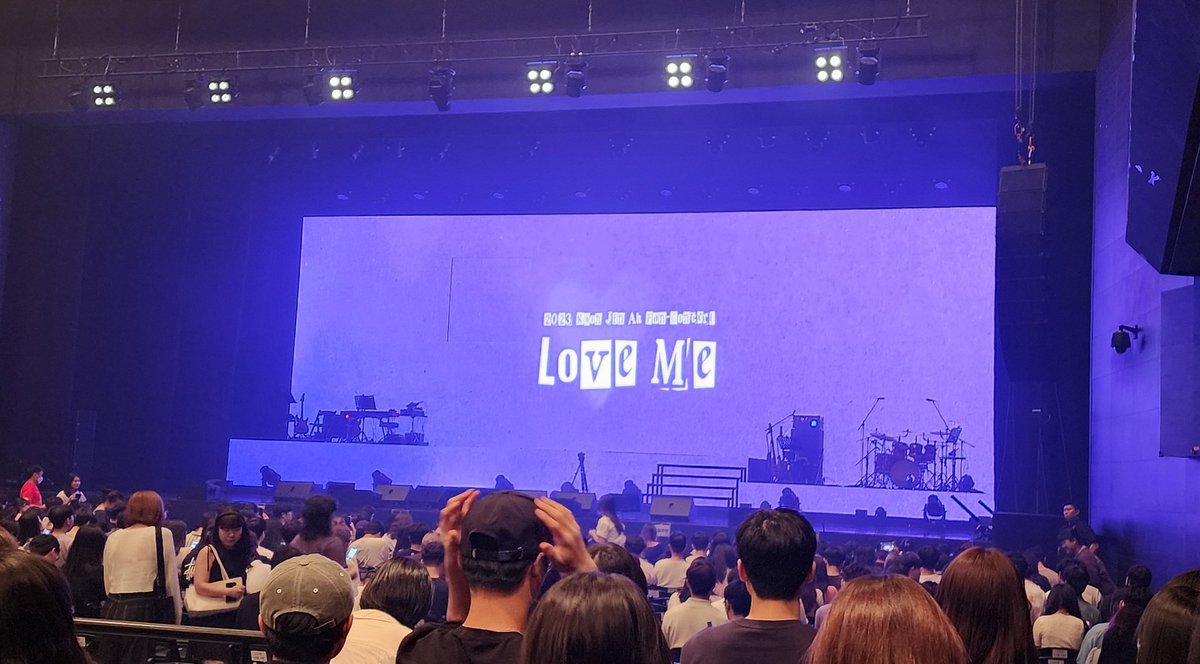 Archiving_Kwon's tweet photo. 2019년 11월 첫 콘서트에서 진아는 많이 울었다. 암전 후 어둡고 고요한 적막을 깬  것은 진아가 연주하는 '스물'의 기타 리프였다. 그 사이 진아는 올림픽홀 3회 공연을 매진시켰고 팬 콘서트까지 완벽하게 해냈다. 진심과 재능을 가진 사람이 흘러흘러 도달한 곳. 무대. https://t.co/dGej2PM0Pz