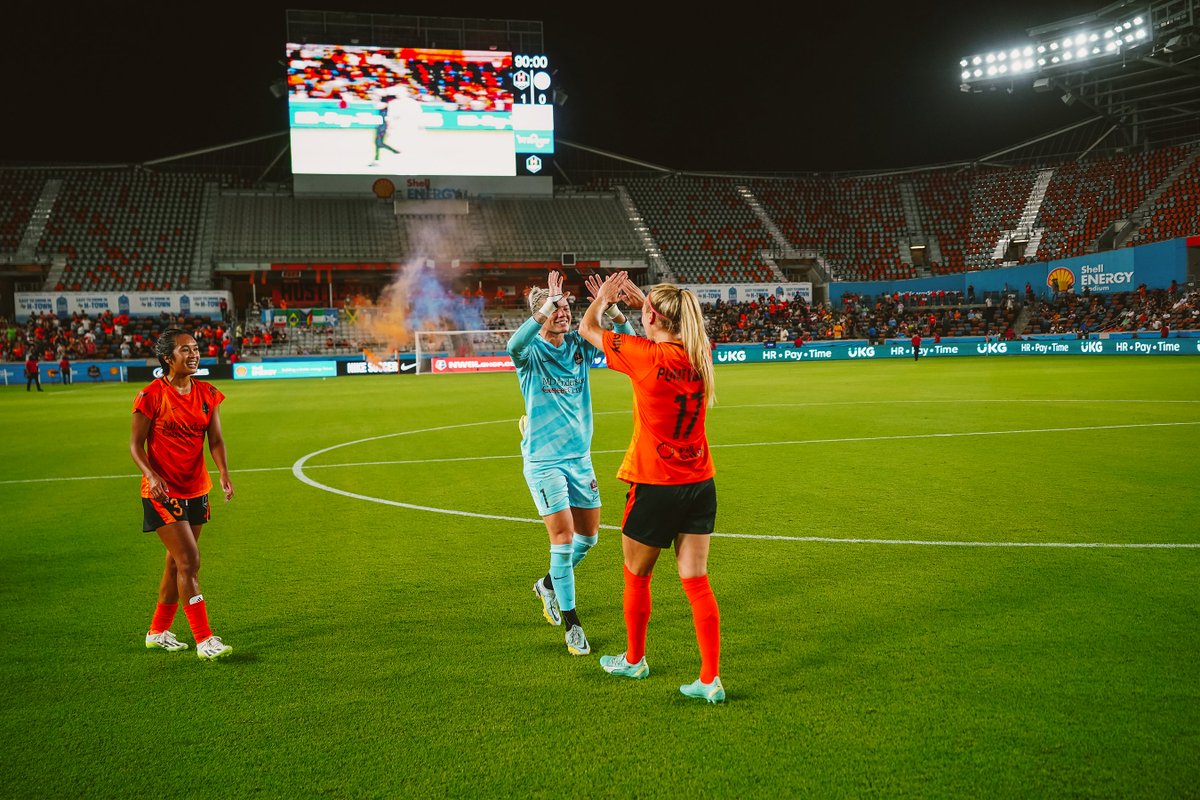 Big smiles for tonight's W!

#DTFO