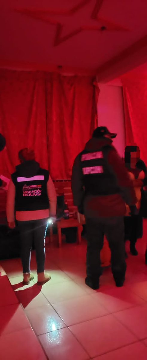 MIGRACION_BOL's tweet photo. #DIGEMIG | #Operativo #ControlMigratorio 

#Hoy en la tarde se realizó un operativo de control migratorio en Centros de Nocturnos del Municipio de #Villazon del Departamento de #Potosí. 

#EstamosSaliendoAdelante 
#UnidosRumboAlBicentenario https://t.co/YwZVjV54vH