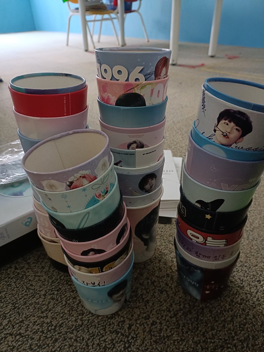 Daisy21Shop's tweet photo. FREE ALBUM &amp; FREE CUPSLEEVES

Come and get ur bias cupsleeve~!

ALSO Selling 
Seventeen 2018 season greetings! https://t.co/e2Tmn5f2he